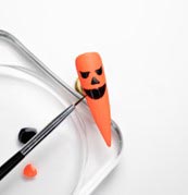 Halloweenská dýně na nehtu - krok 2