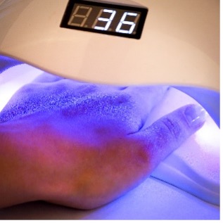 Vytvrzování báze v UV/LED lampě
