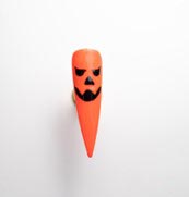 Halloweenská dýně na nehtu - finální výsledek