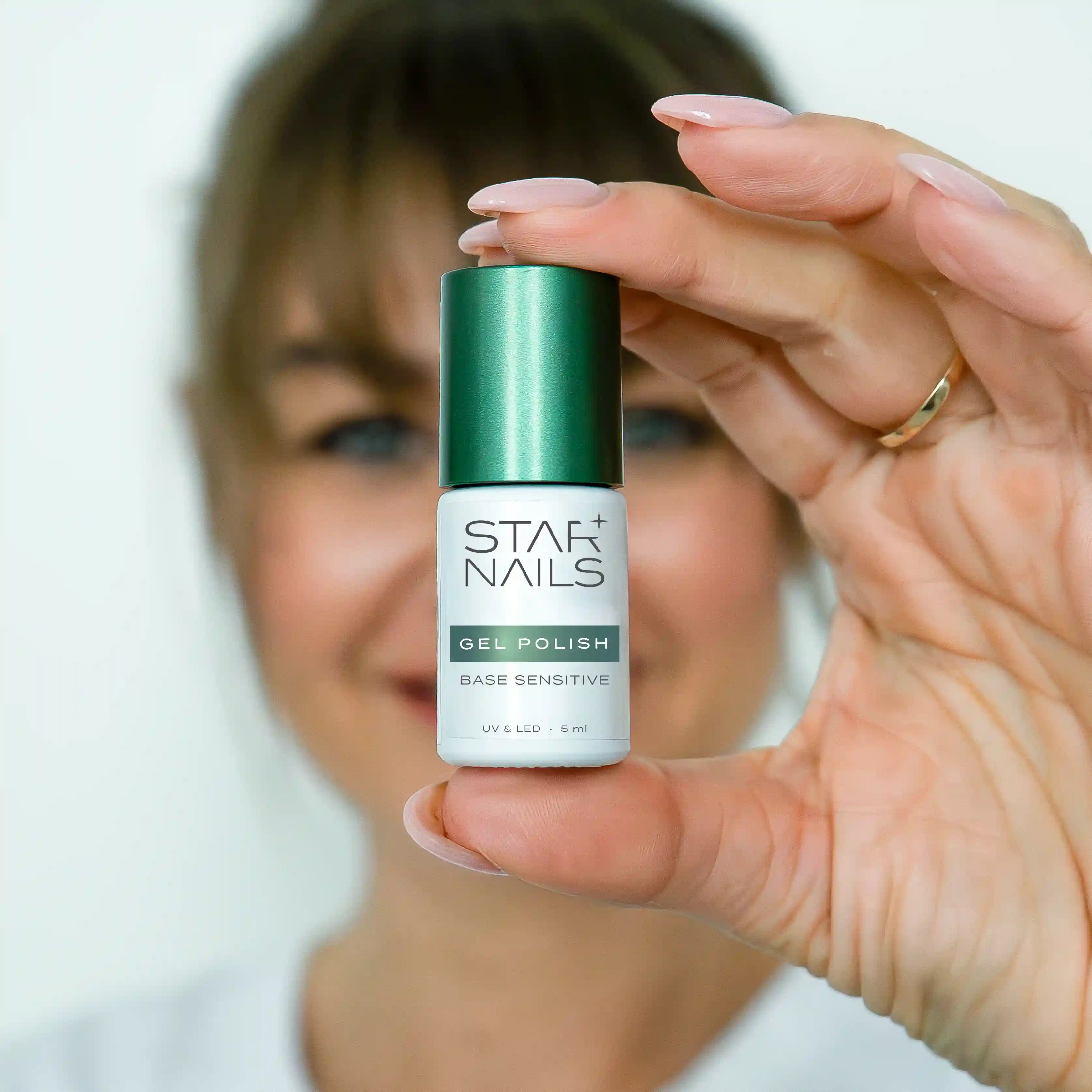 UV/LED Gel Polish Base Sensitive Line – čirá podkladová báze bez HEMA při aplikaci