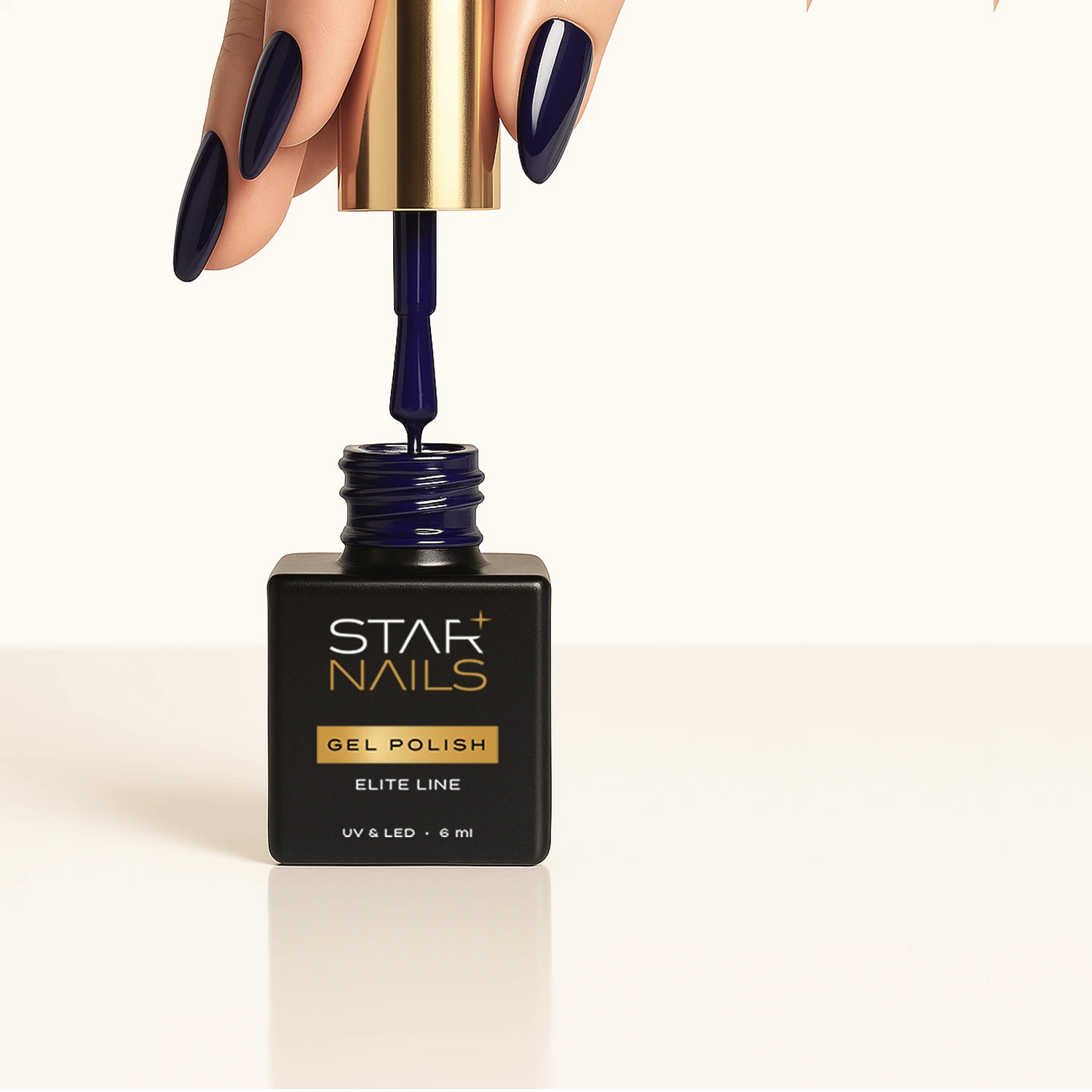 UV/LED Gel Polish Elite Line Indigo Blue &ndash; aplikace tmavě modr&eacute;ho gel laku